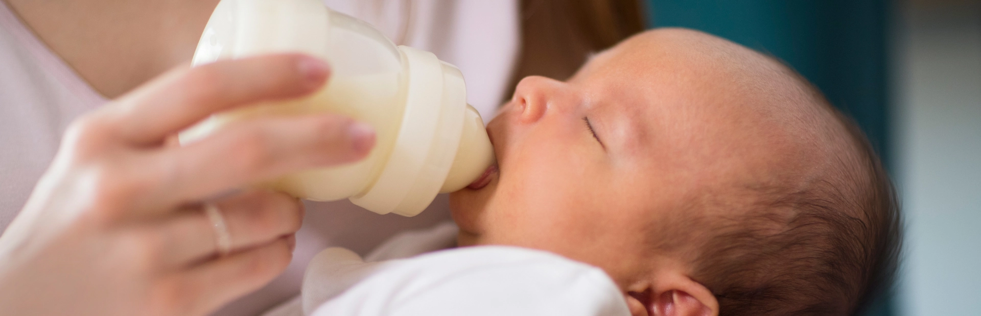 Bébé qui boit son biberon - Laboratoires Gilbert