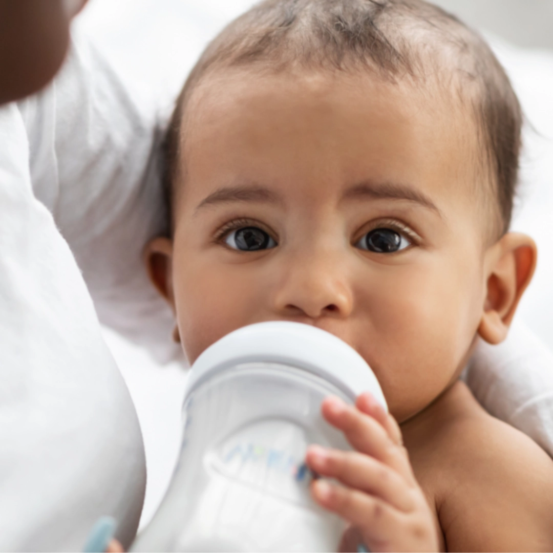 Bébé avec biberon - Laboratoires Gilbert