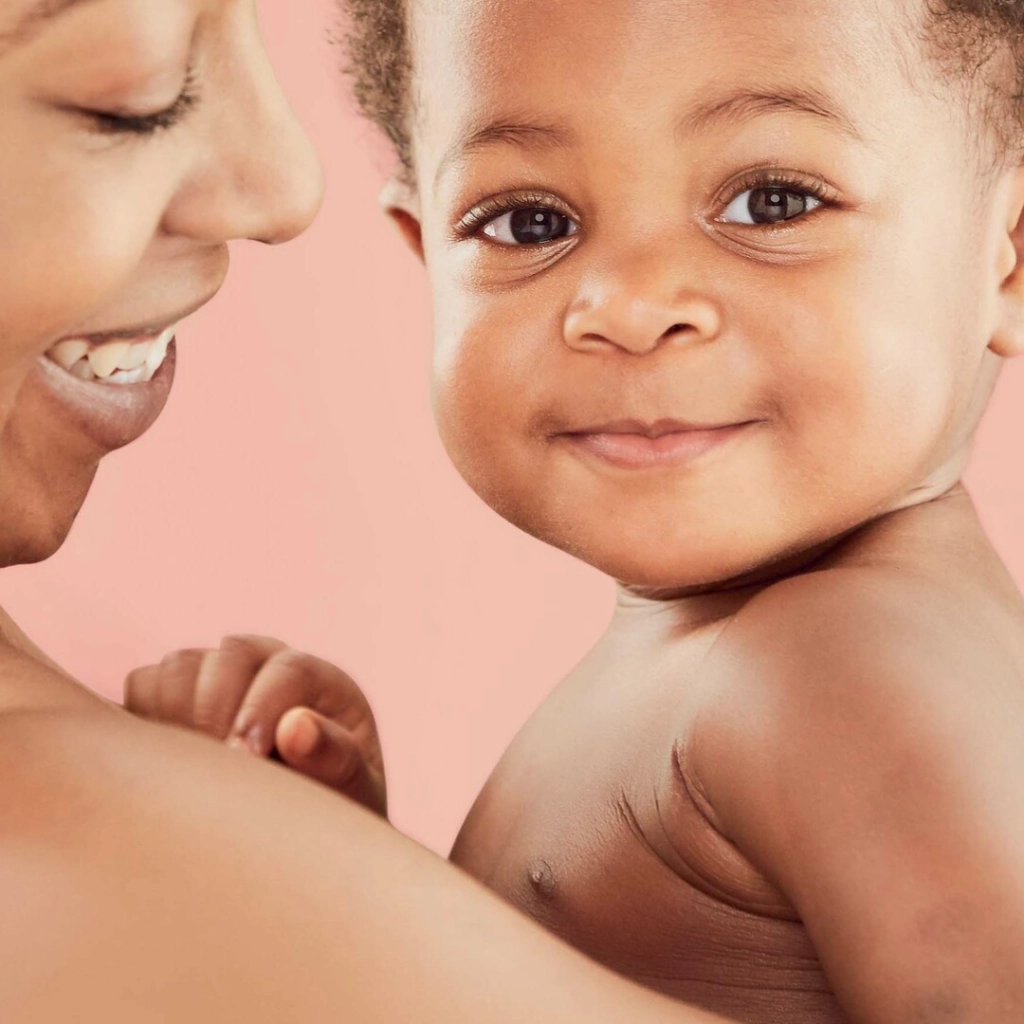 Bébé dans les bras - Laboratoires Gilbert