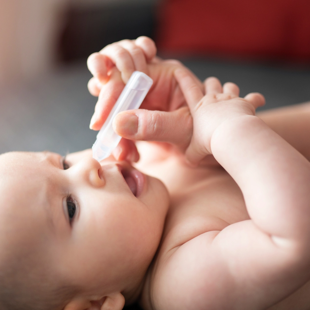 Nettoyer nez bébé avec du sérum physiologique - Physiodose