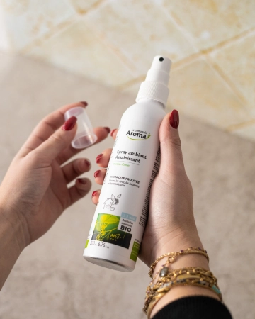 LCA-ambiance-spray_ambiant_air_pur_menthe_citron_mains_200ml-883573-3518648835733.jpg