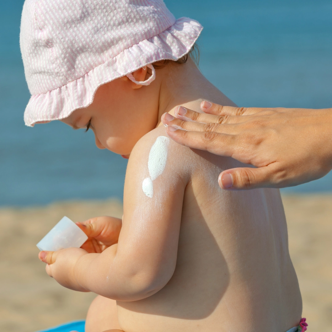 Application crème solaire sur bébé - Laboratoires Gilbert