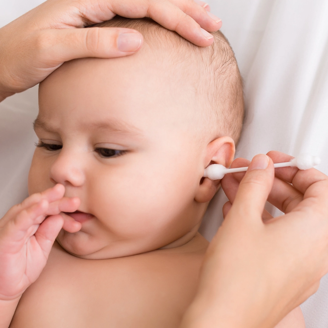 Nettoyer les oreilles de bébé - Laboratoires Gilbert