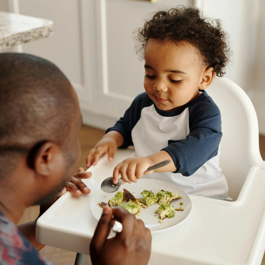 Papa qui fait manger bébé - Laboratoires Gilbert