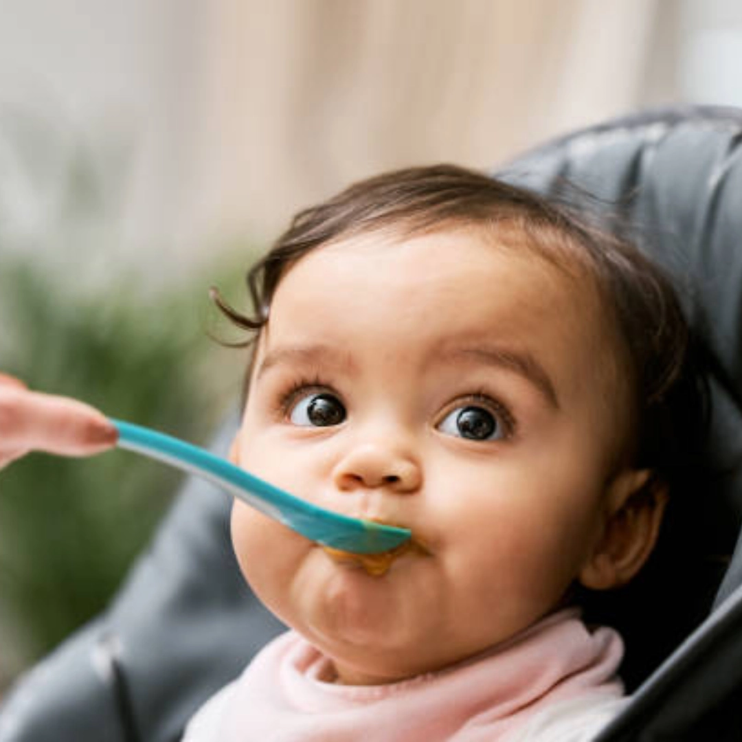 Bébé mangeant de la purée de légumes – Laboratoires Gilbert