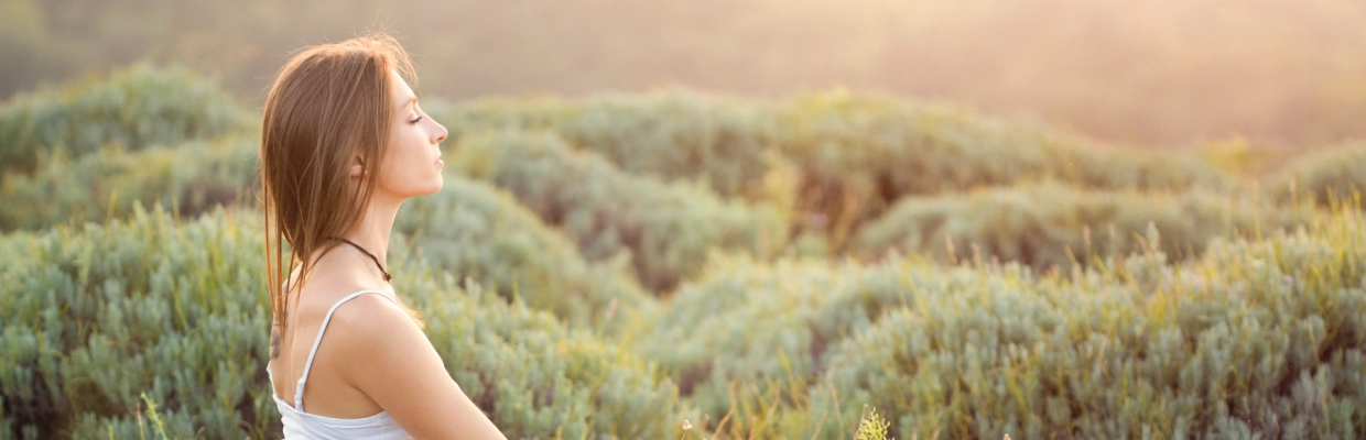 Femme respirant en plein air – Laboratoires Gilbert