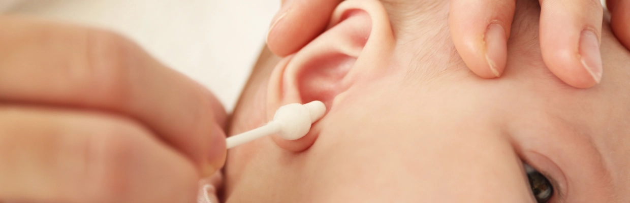Coton-tige bébé : nettoyer les oreilles en douceur – Laboratoires Gilbert