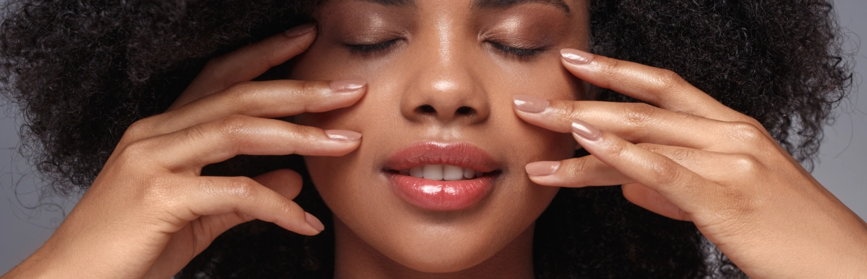 Femme se touchant le visage - Laboratoires Gilbert