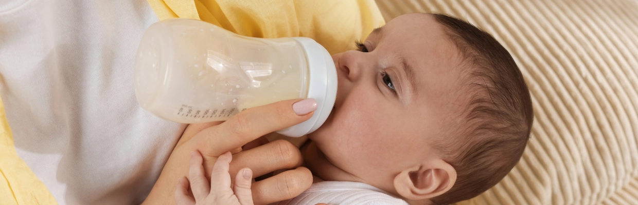 Bébé buvant son biberon - Laboratoires Gilbert
